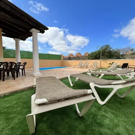 House - Sleeps 6 - Pool - Pet Friendly 別荘 *