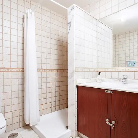 House - Sleeps 6 - Pool - Pet Friendly 別荘 *