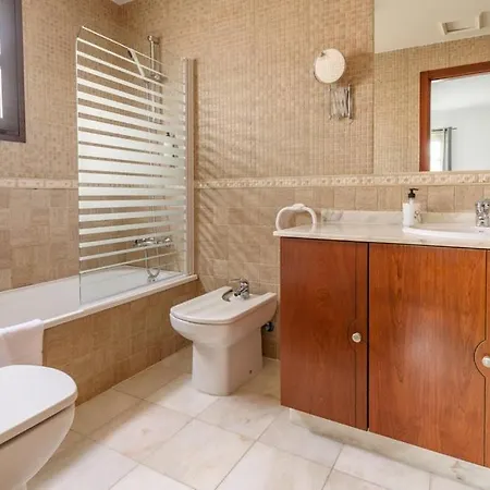 House - Sleeps 6 - Pool - Pet Friendly *